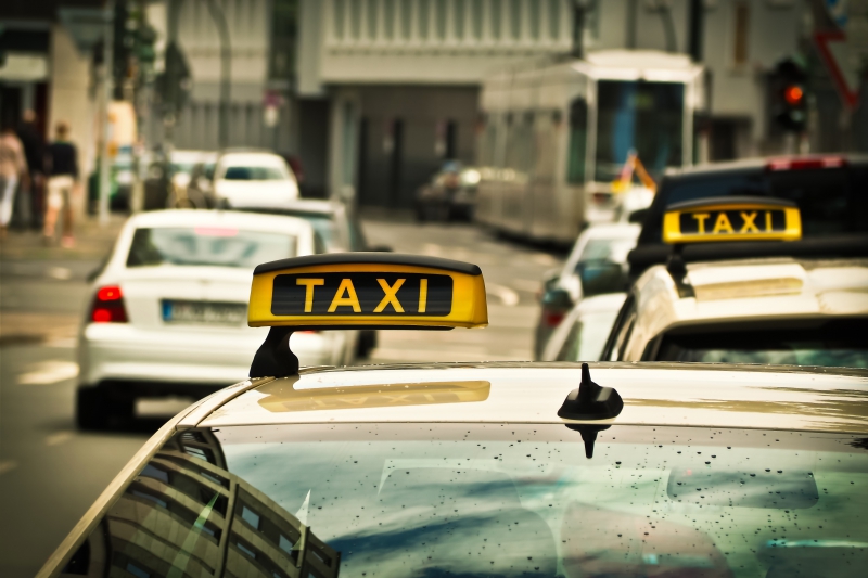 taxis-MONTAUROUX-min_road-traffic-car-glass-driving-city-583084-pxhere.com