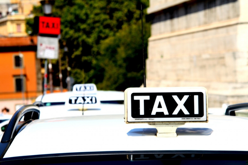 taxis-MONTAUROUX-min_taxi_auto_rome_road_white-1051610